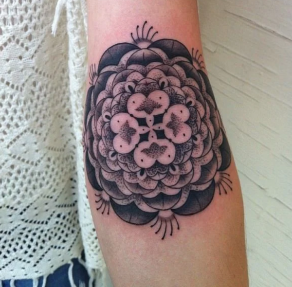 Tato Bunga dengan Gradasi Titik-Titik